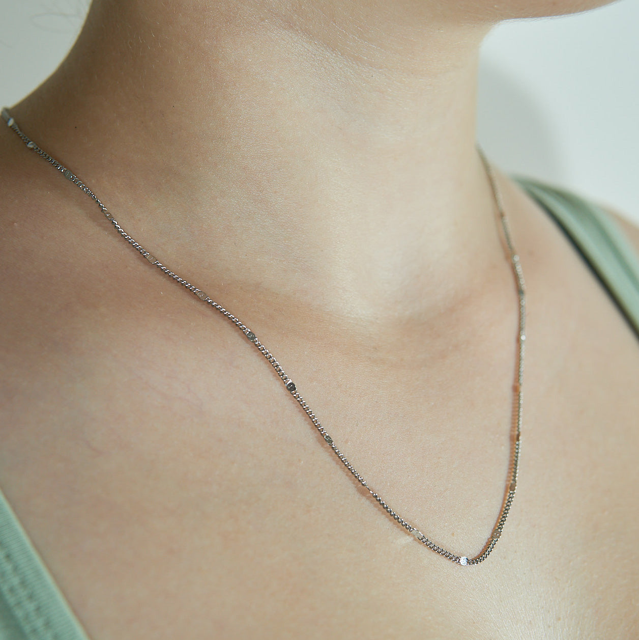 Thin chain with dots